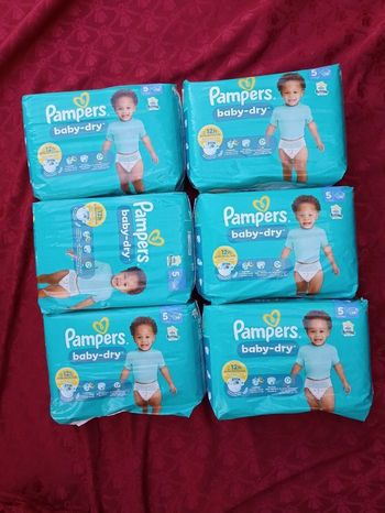 Six paquets de couches Pampers baby-dry T5 taille 5
