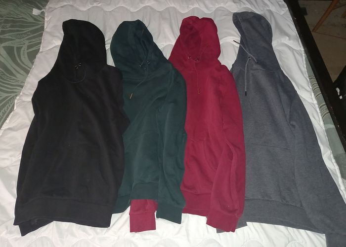 4 sweat a capuche Gémo taille S 
( 19 € piece  neuf )