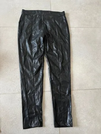 Pantalon en similicuir, taille L, très bon état, 43x100cm