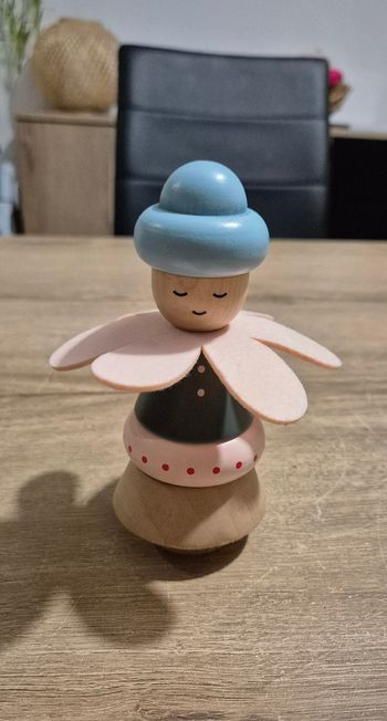 Petite fille à empiler en bois