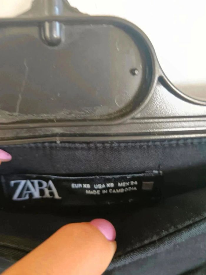 C27 short noir Zara XS - photo numéro 3