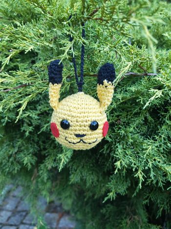 Boule de noël au crochet Pikachu