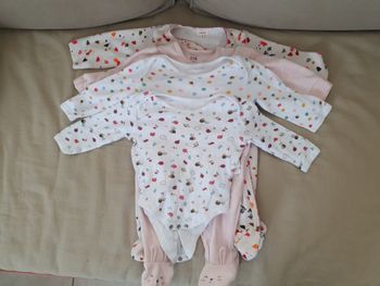 Lot pyjamas et bodies