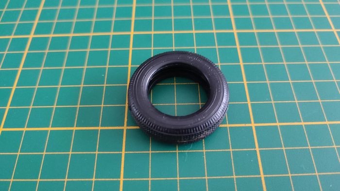 Pneu seul pièce détachée miniature Maisto Bmw 502 1955 1/18 1/18e 1/18ème #C63 - photo numéro 2