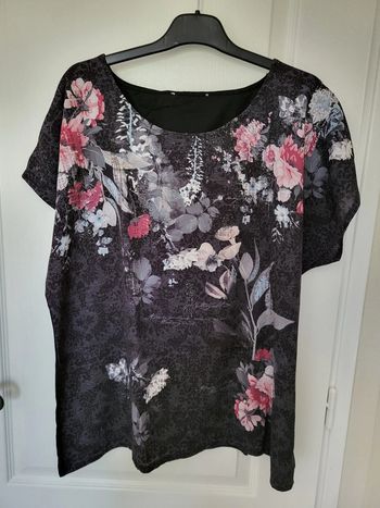 Haut noir fleuri