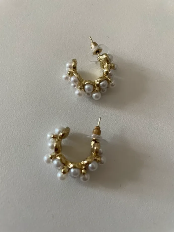 Boucle d’oreille fantaisie demi créole perles du groupe MaxMara intrend sans logo sans étiquette - photo numéro 2