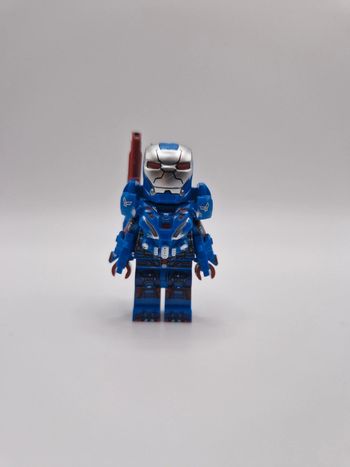 Figurine type lego Warmachine Marvel