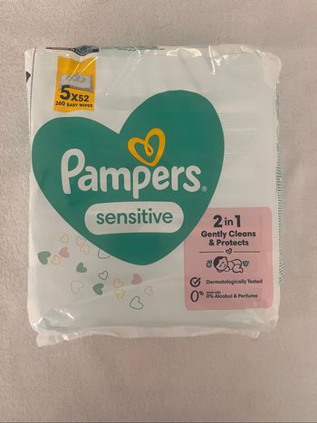 Lot de 260 lingettes Pampers Sensitive –  Pack contenant 5 paquets de 52 lingettes chacun.