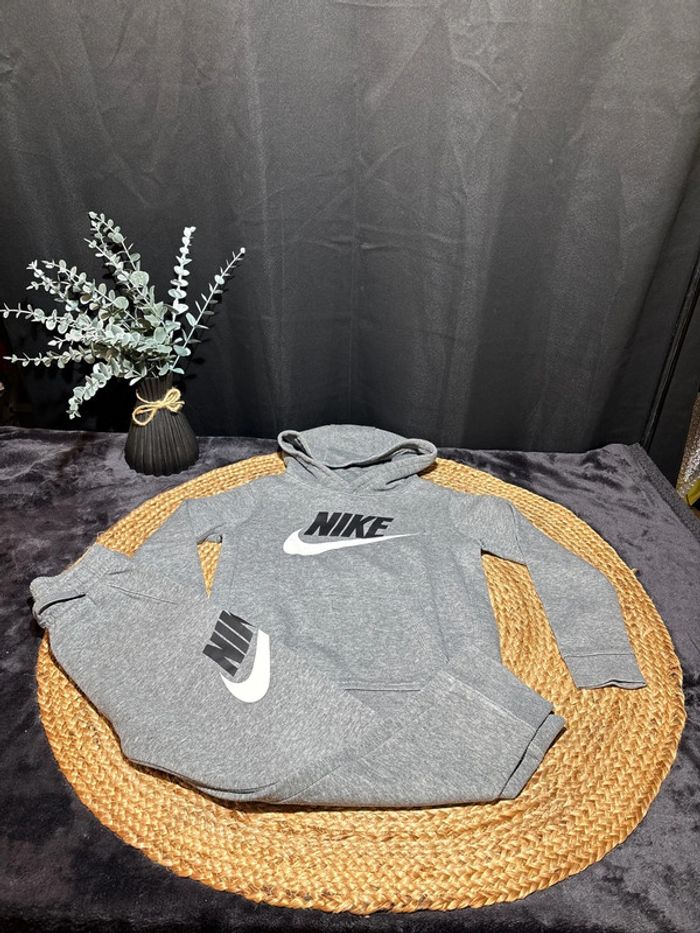 Ensemble de survêtement Nike taille 6-7ans
