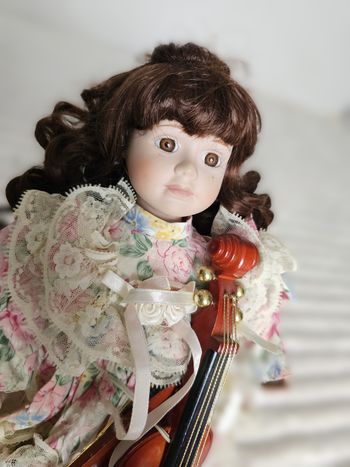 🎻 Poupée 1 – Poupée de collection 44 cm – Tête en porcelaine – Violon