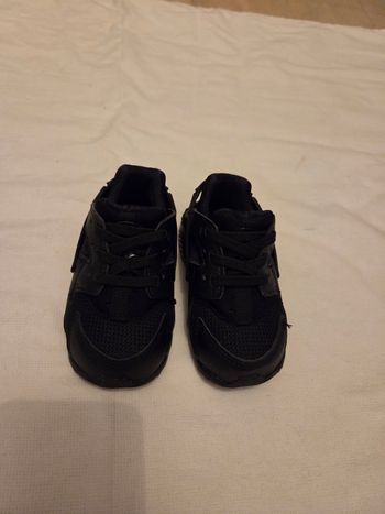 Vends baskets  bebe  nike  noires  taille 21 quasi neuves jamais portees