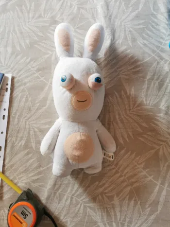 Peluche lapin crétin