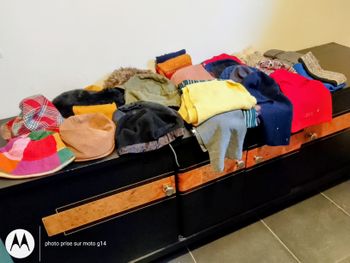 lots de plusieurs bonnets, écharpes, bérets chapeaux, etc.