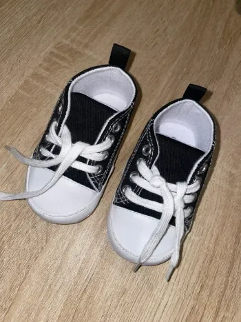 Chaussures bébé noires et blanches