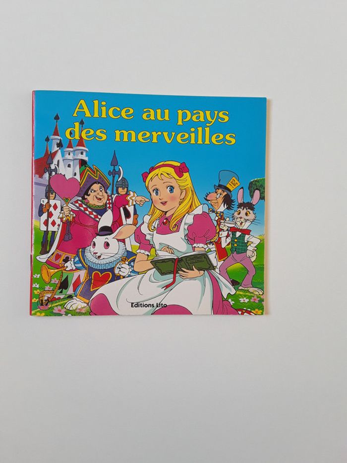 Livre Alice aux pays des merveilles