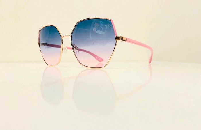 Lunette de soleil femme hexagonale rose et dorée verres bleus dégradés UV protection catégorie 1