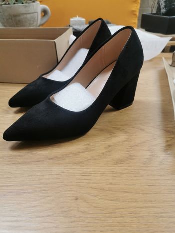 Paire d escarpin noir taille 37 neuf