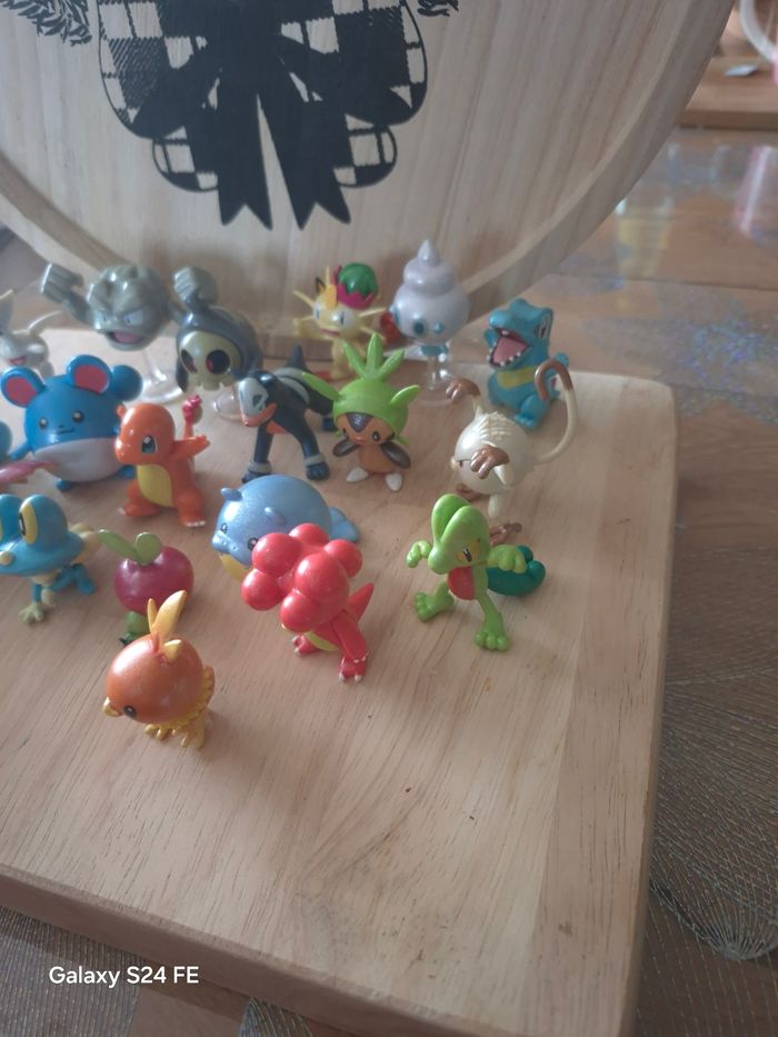 Lot 22 figurines Pokémon pikachu, salamèche, carapuce & rares - photo numéro 3