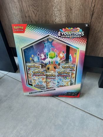 Coffret Classeur Pokémon Évolutions Prismatiques écarlate et violet EV8.5 FR Neuf Scellé