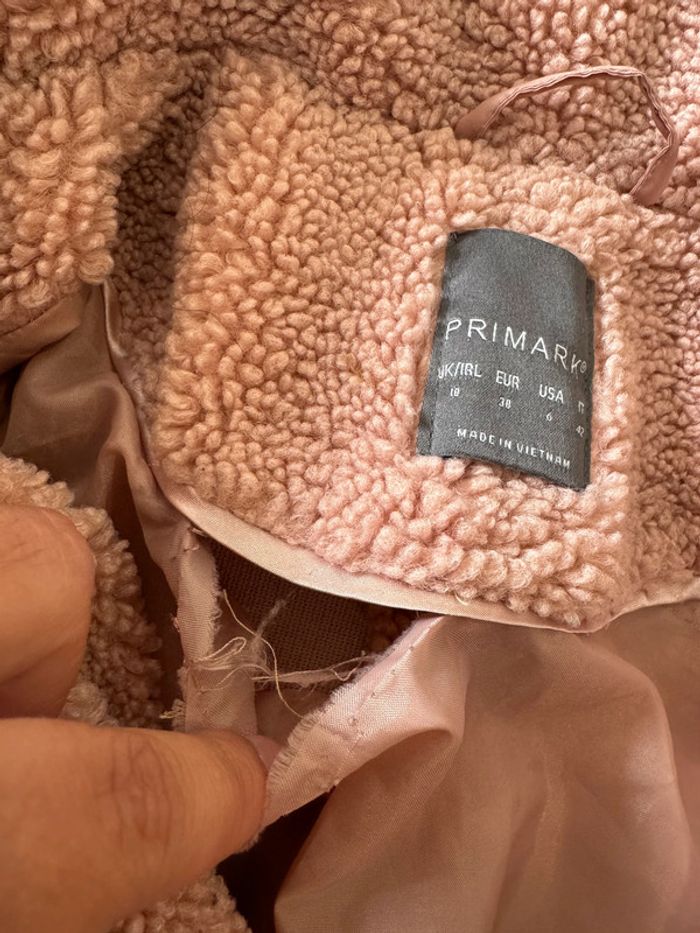 Manteau rose Primark, taille 38, bon état mais un petit trou à l'intérieur - photo numéro 3