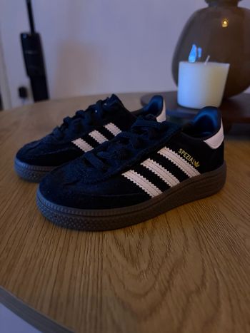 Chaussures, neuves, marque Adidas.