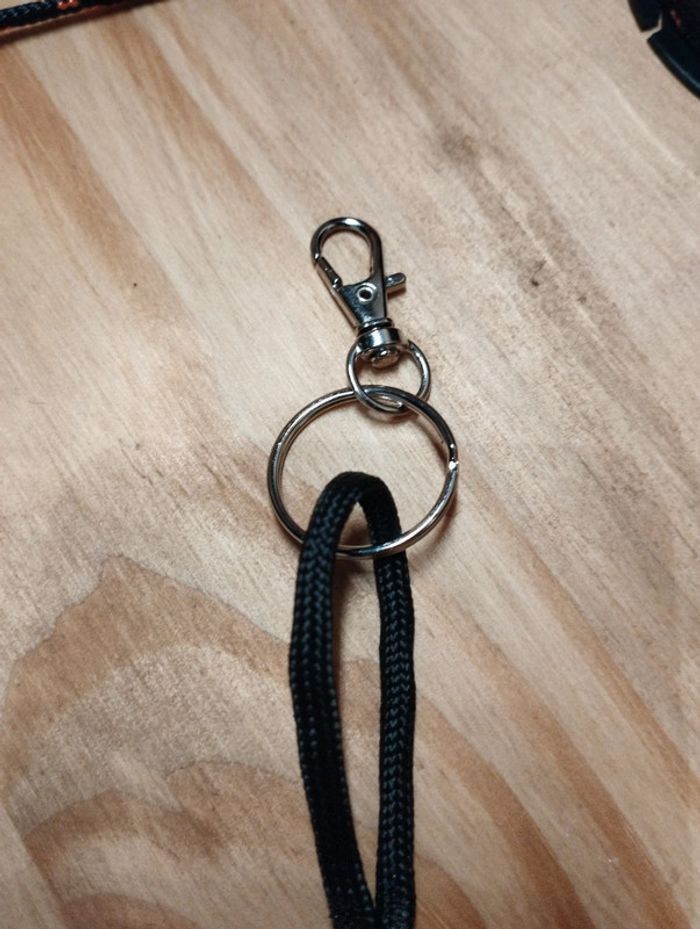 Porte clés en paracorde noir fait main - photo numéro 3