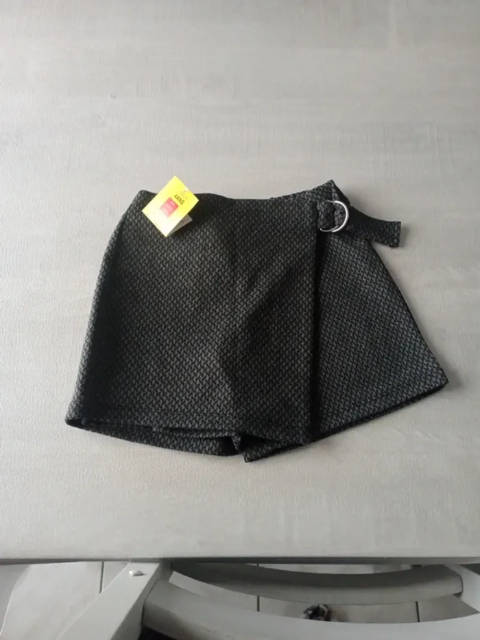 Jupe short neuve 4 ans