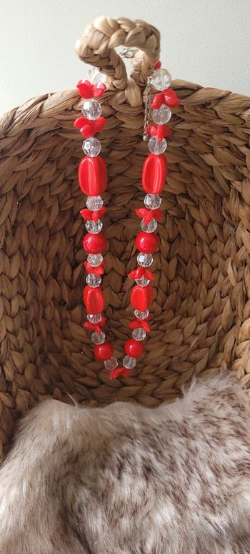 Joli collier en perles rouge et transparent