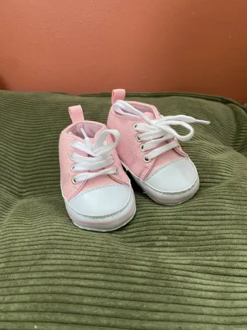 Tennis roses et blanches naissance