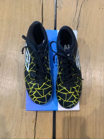 Chaussures de foot à crampons noires et jaunes pointure 35 Umbro