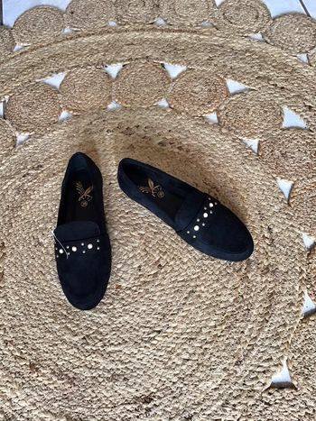 Chaussure couleur noir petite perles nacrée taille 36 effet daim