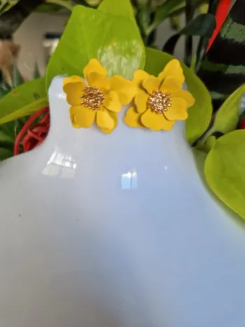 Boucles d'oreilles fantaisies fleurs jaunes en métal