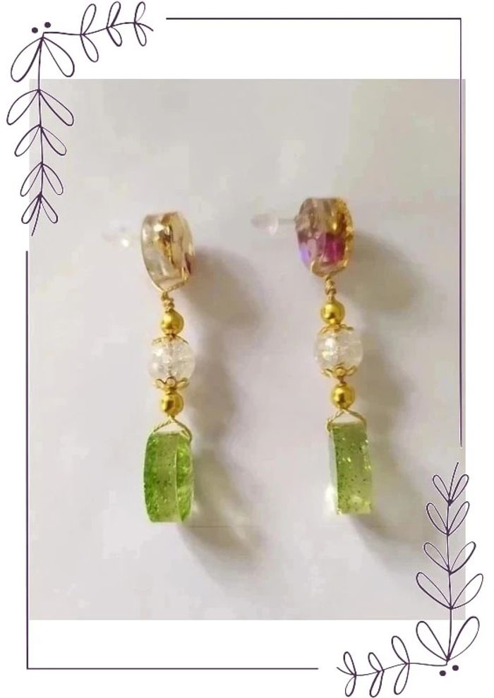 Boucles d'oreilles artisanales perles chic vert & or tige plastique. - photo numéro 4