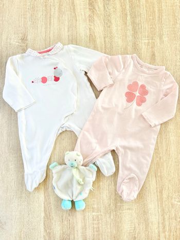 2 pyjamas et doudou bébé fille