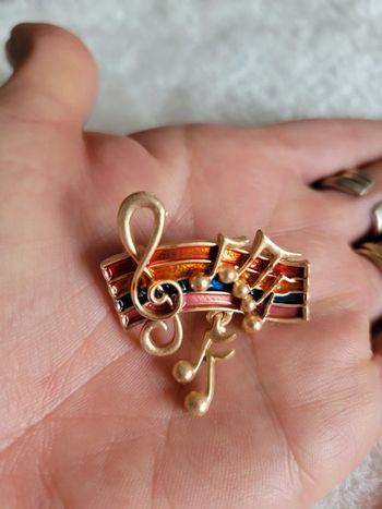 Broche partition de musique multicolore