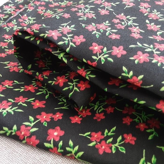 Tissu coton noir a petites fleurs rouges