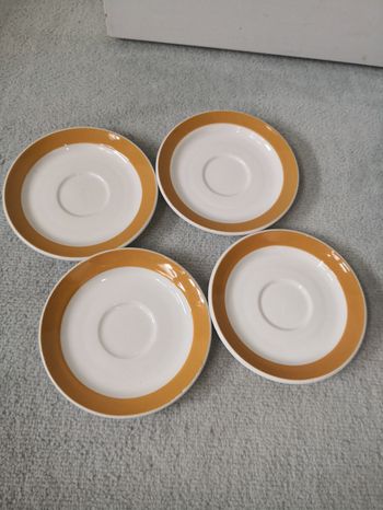 4 soucoupes à tasses
