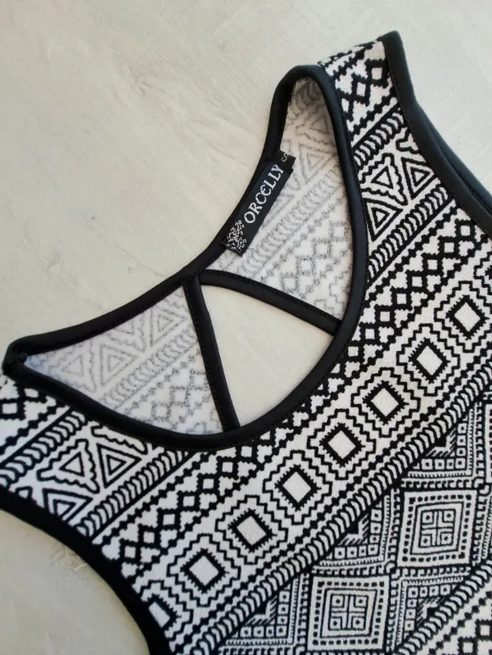 Robe Orcelly - taille S - moulante - motif azteque noir blanc - col rond - ouverture dos - photo numéro 3