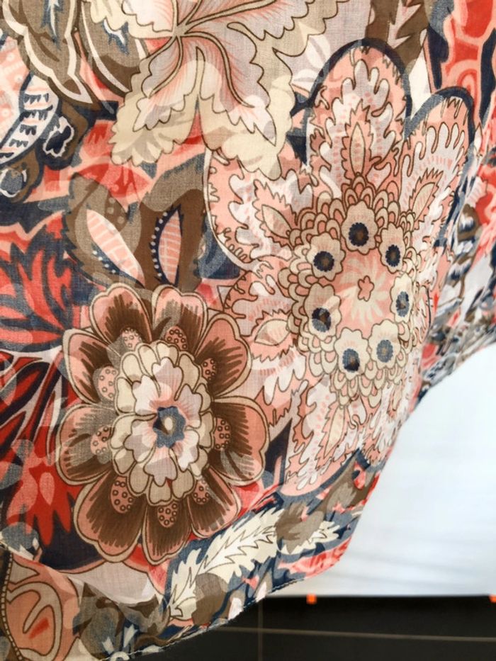 Chemise tons de rouge et noir fleurie taille 48 Damart bon état - photo numéro 7