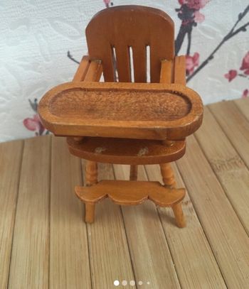 Chaise en bois vintage maison de poupée