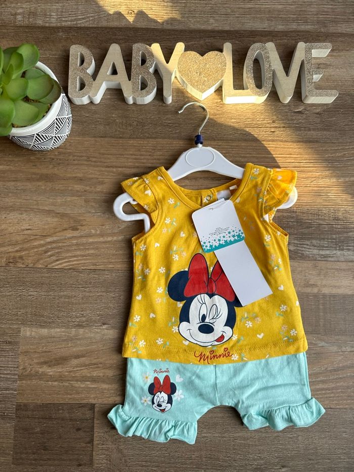 - Ensemble Disney  - 3 mois - Neuf avec étiquette, petit défaut sur le dessin