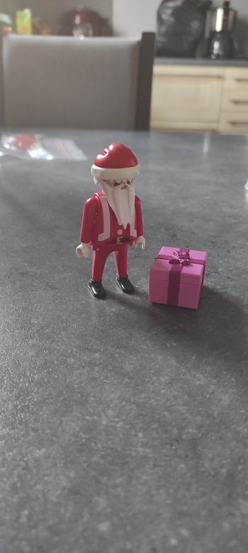 (C37) Playmobil père Noël avec cadeau rose