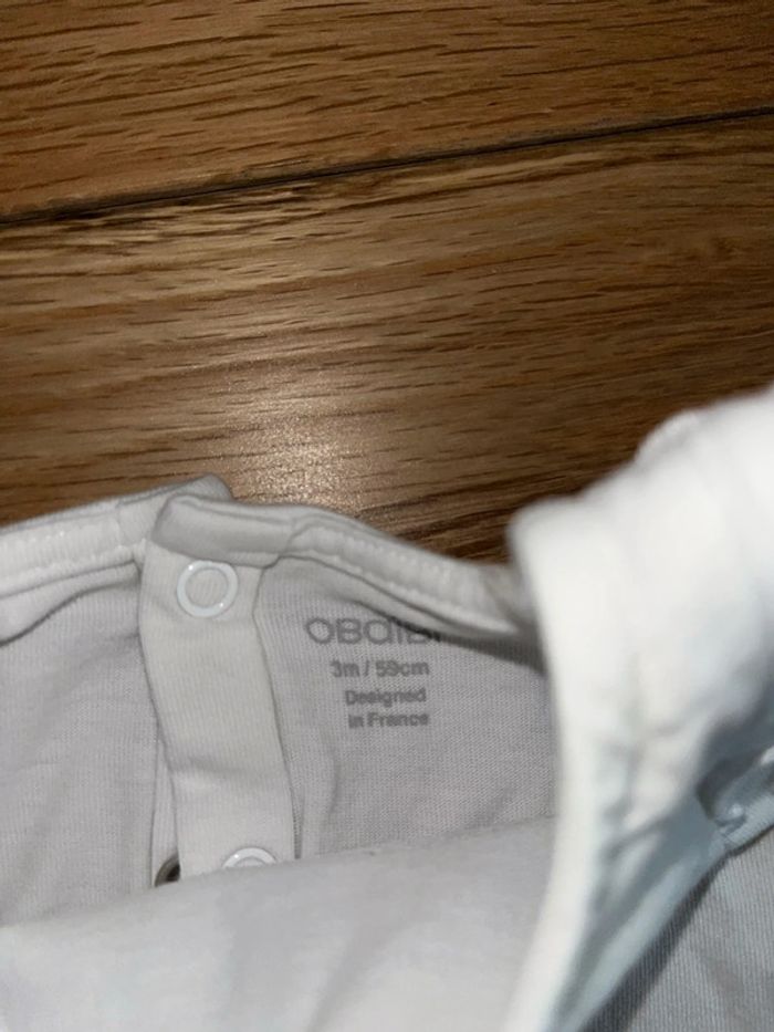Tshirt blanc à motifs obaibi très bon état 3mois/59cm - photo numéro 2