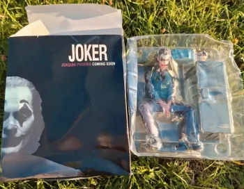 Figurine joker assis sur un banc neuve