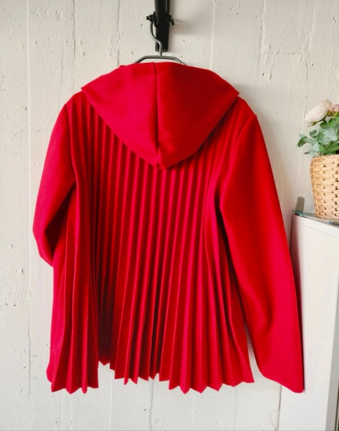 Veste manteau plissée au dos de couleur rouge. - photo numéro 7