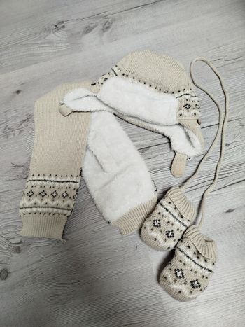 Ensemble bonnet écharpe moufles