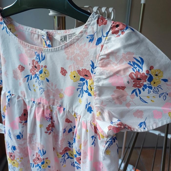 Jolie Robe H&M à fleurs 3 ans. - photo numéro 4