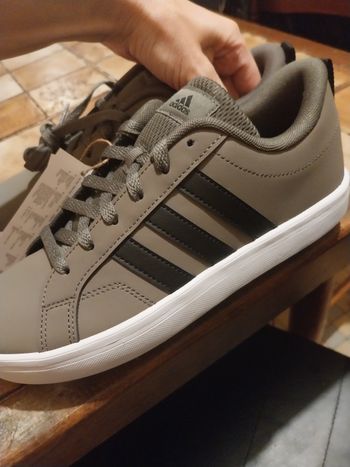 Baskets adidas couleur kaki pointure 38 neuves dans sa boîte
