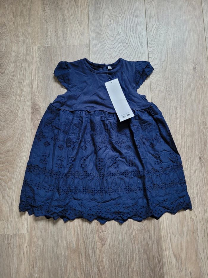 Robe bleu marine à broderies anglaises