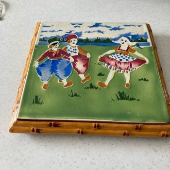 Sous de plat 25 x 25x 4 cm tout en céramique contour l’imitation bois